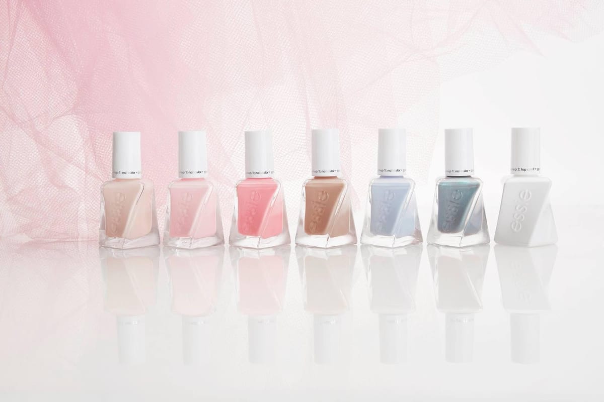 Flacons de vernis alignés sur une surface blanche
