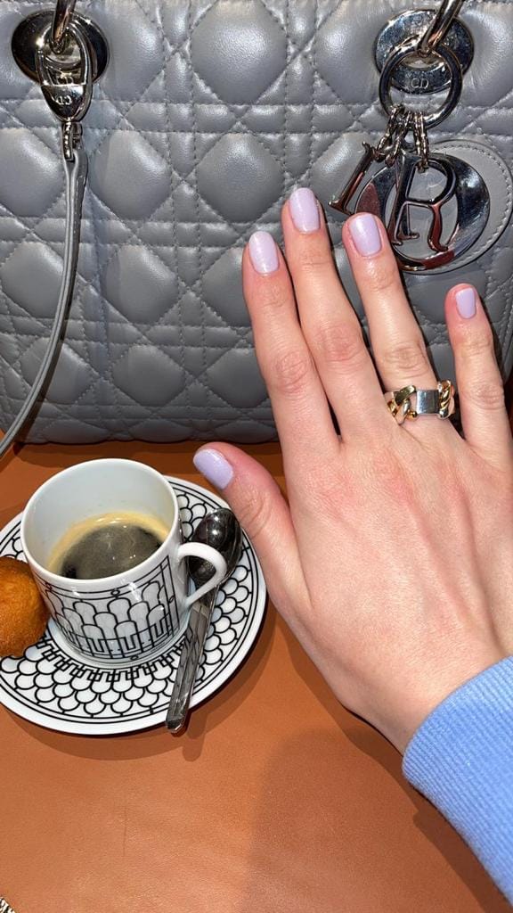 Ongles courts arrondis au vernis lilas pâle