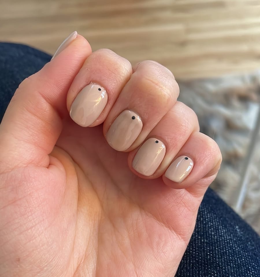 Vernis nude ponctué d’un point noir