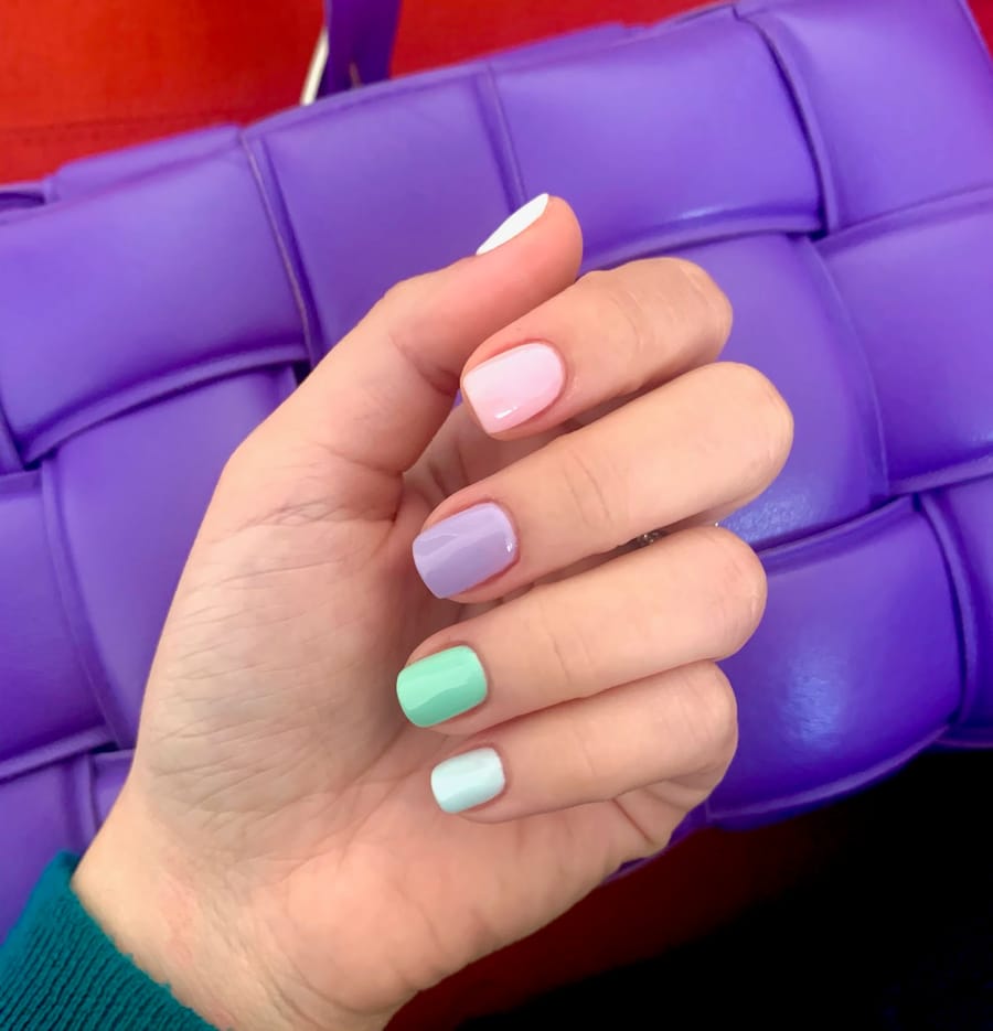 Ongles pastel, une couleur par doigt : blanc, rose, lilas, menthe, aqua